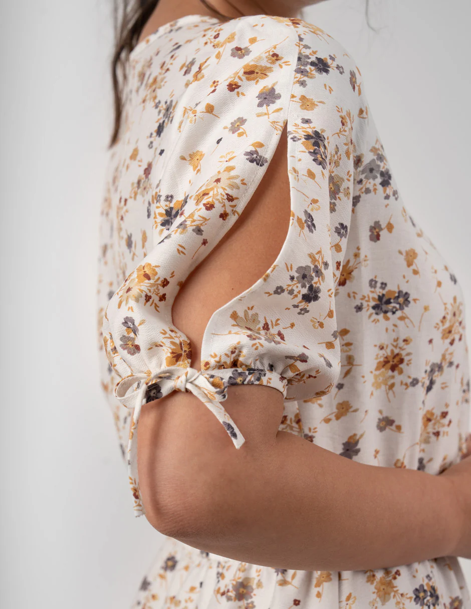 Vestido corto estampado con detalle ligero de olanes - Imagen 5