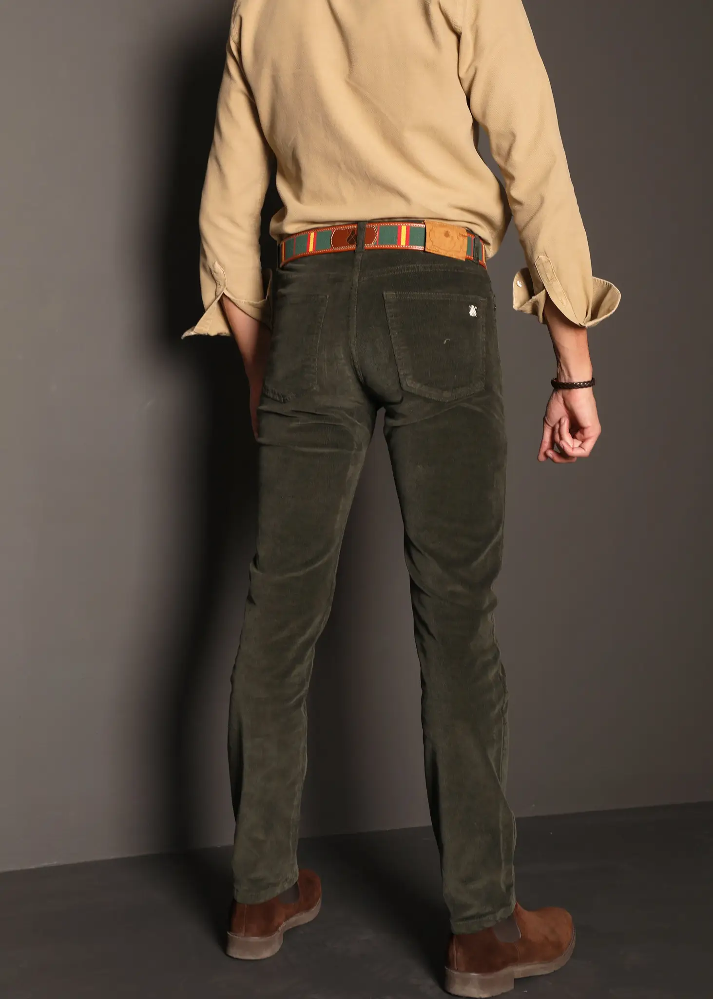 Pantalón Verde Bosque Micro Pana Hombre - Imagen 4