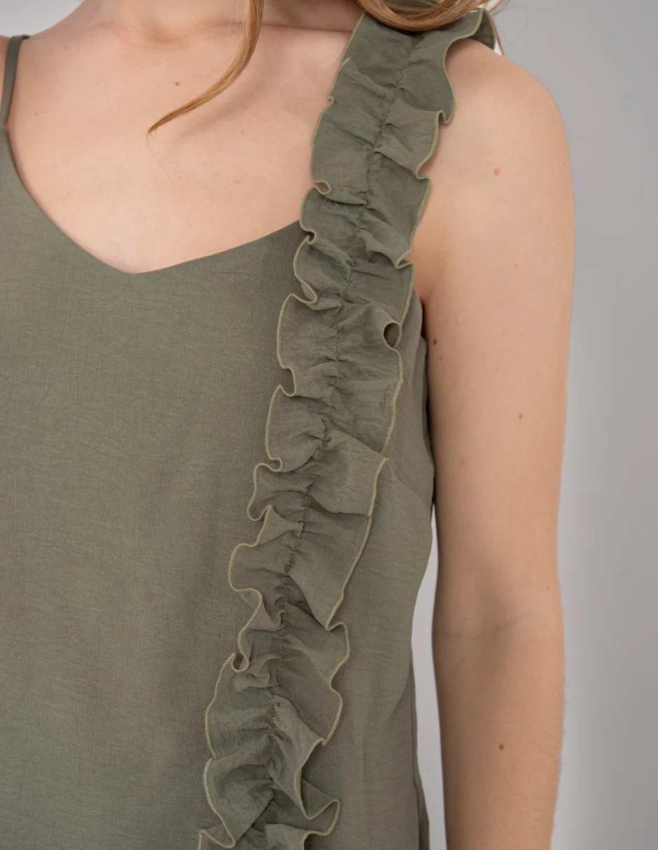 Blusa verde con detalle de escarola al costado - Imagen 6